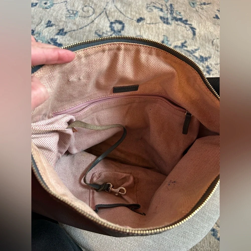 Dooney & Bourke grey leather hobo zip shoulder bag, bottom expandable to 3”